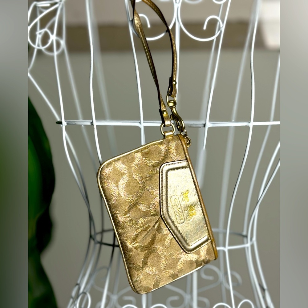 Coach Woman Wristlet/wallet with Coach Logo Design Tan/Brown